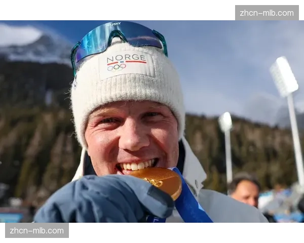 挪威选手戴尔冬季两项男子15公里集体出发夺金，射击四轮全中完美收官