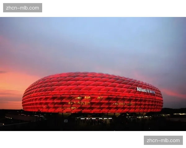 现场：慕尼黑安联球场为即将退役的现场播音员送上长达五分钟的掌声